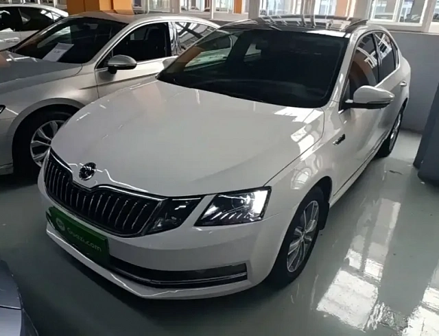 Skoda Octavia 1.5 л 2021 г. Белый, пробег 30099 км