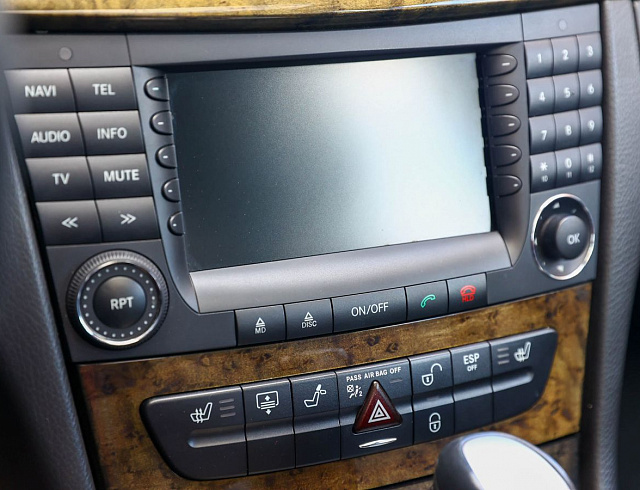 Mercedes-Benz E-Класс белый 2005