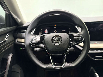 Skoda Octavia 1.4 л 2022 г. Серебристо-серый, пробег 24000 км