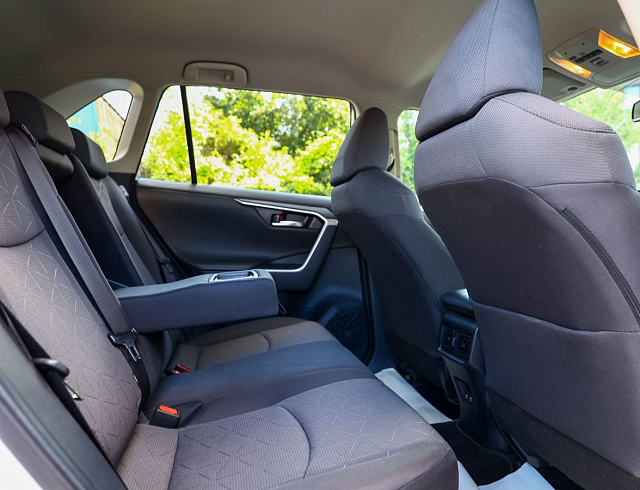 Toyota RAV4 белый 2021