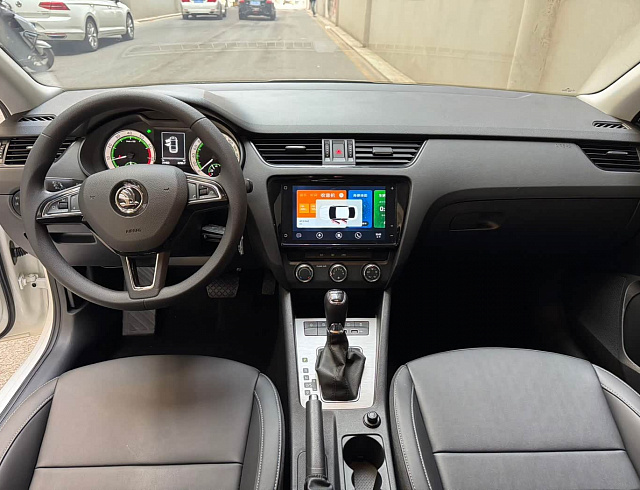 Skoda Octavia 1.5 л 2021 г. Белый, пробег 21000 км