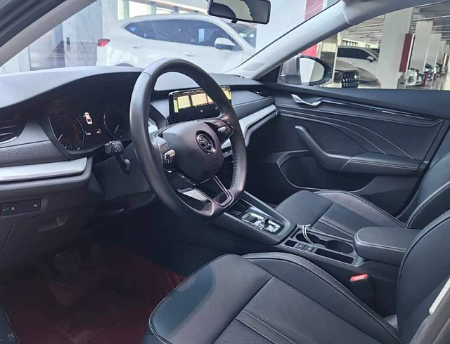 Skoda Octavia 1.4 л 2023 г. Серебристо-серый, пробег 31600 км
