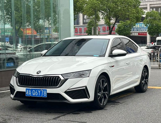 Skoda Octavia 1.4 л 2024 г. Белый, пробег 17000 км