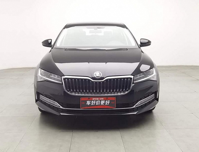 Skoda Superb 1.4 л 2025 г. Чёрный, пробег 9800 км