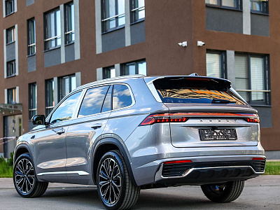 Geely Monjaro серый 2026