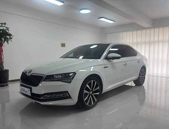 Skoda Superb 1.4 л 2023 г. Белый, пробег 13899 км
