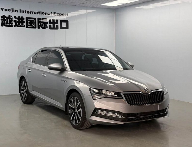 Skoda Superb 1.4 л 2023 г. Серебристо-серый, пробег 29000 км