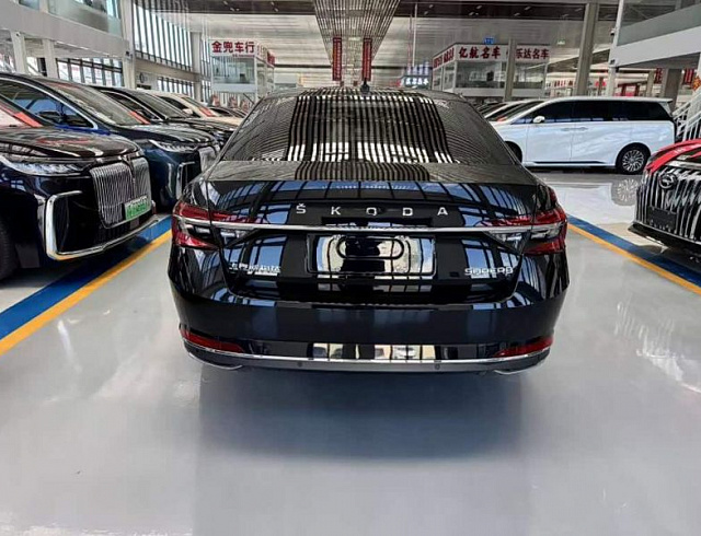 Skoda Superb 1.4 л 2026 г. Чёрный, пробег 1000 км