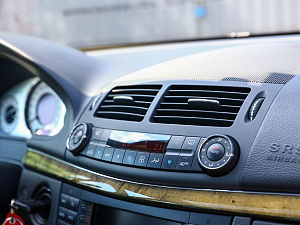 Mercedes-Benz E-Класс белый 2005