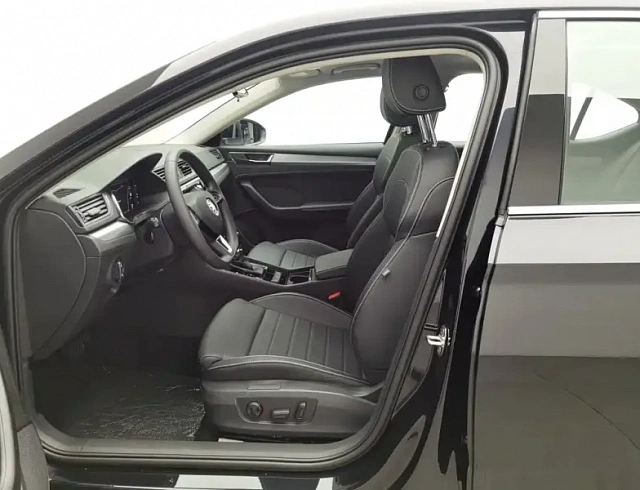 Skoda Superb 1.4 л 2025 г. Чёрный, пробег 9800 км