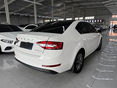 Skoda Octavia 1.5 л 2022 г. Белый, пробег 42699 км