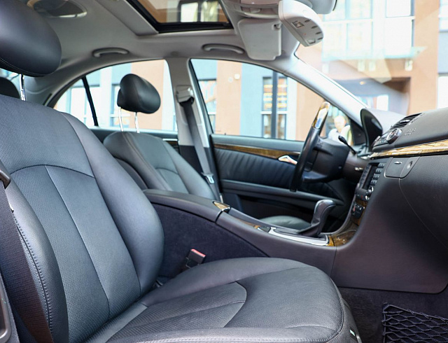 Mercedes-Benz E-Класс белый 2005