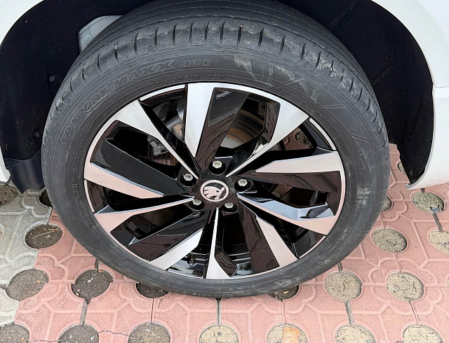 Skoda Karoq 1.4 л 2023 г. Белый, пробег 42000 км