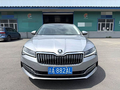 Skoda Superb 1.4 л 2024 г. Серебристо-серый, пробег 4000 км