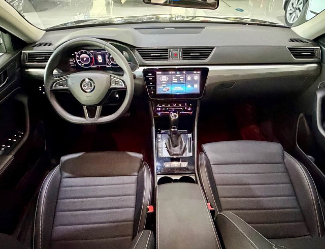 Skoda Superb 1.4 л 2023 г. Чёрный, пробег 22000 км