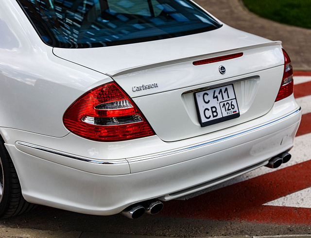 Mercedes-Benz E-Класс белый 2005