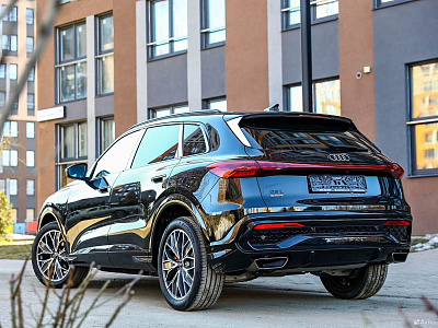 Audi Q5 черный 2025