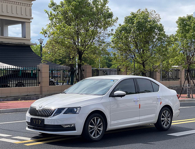 Skoda Octavia 1.5 л 2022 г. Белый, пробег 49000 км