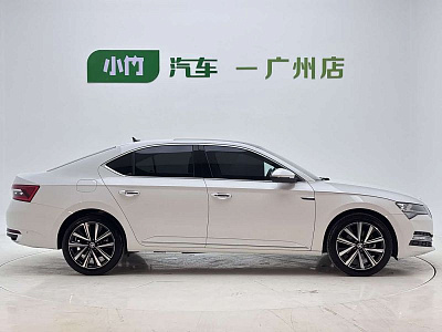 Skoda Superb 1.4 л 2023 г. Белый, пробег 25000 км