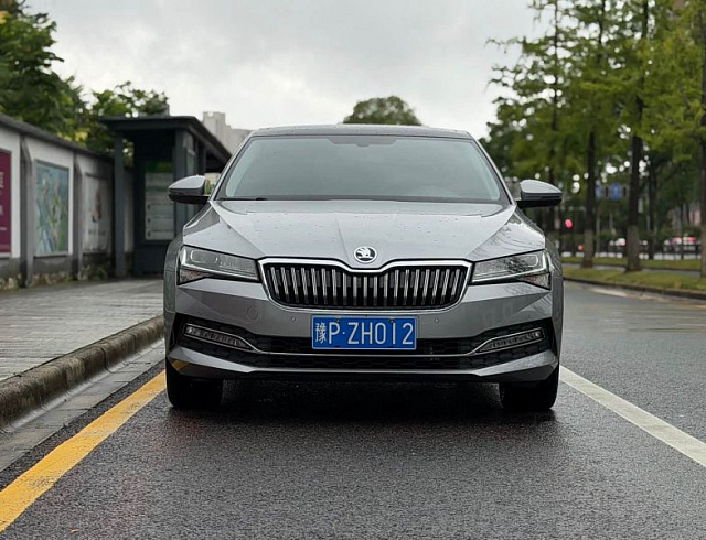 Skoda Superb 1.4 л 2022 г. Серебристо-серый, пробег 30000 км