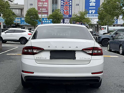 Skoda Octavia 1.5 л 2022 г. Белый, пробег 16000 км