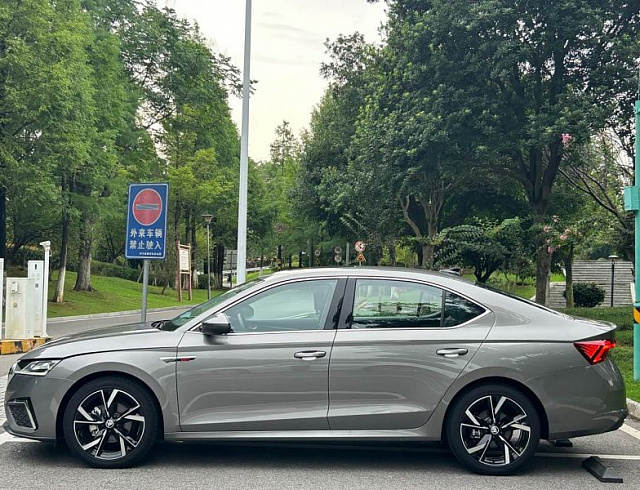 Skoda Octavia 1.4 л 2023 г. Серебристо-серый, пробег 14000 км