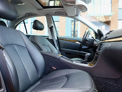 Mercedes-Benz E-Класс белый 2005