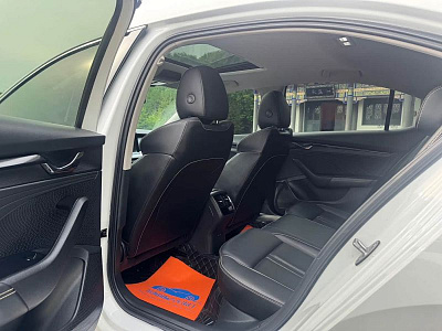 Skoda Octavia 1.4 л 2023 г. Белый, пробег 13899 км
