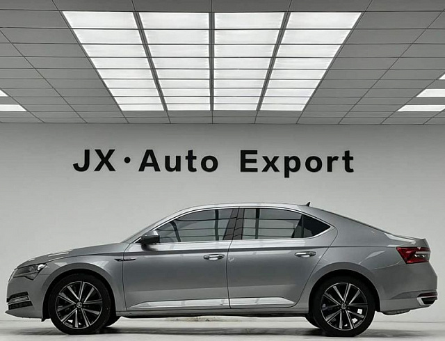 Skoda Superb 1.4 л 2023 г. Серебристо-серый, пробег 10000 км