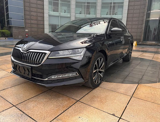 Skoda Superb 1.4 л 2023 г. Чёрный, пробег 19500 км