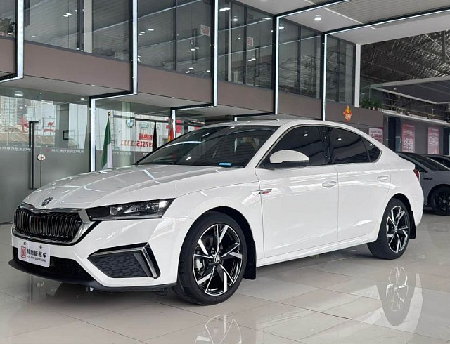 Skoda Octavia 1.4 л 2023 г. Белый, пробег 19000 км