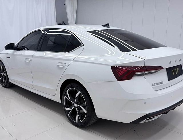 Skoda Octavia 1.4 л 2022 г. Белый, пробег 42000 км