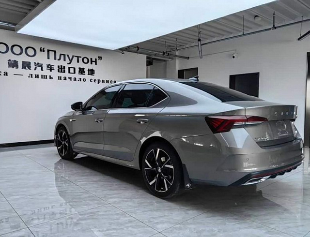 Skoda Octavia 1.4 л 2023 г. Серебристо-серый, пробег 31600 км
