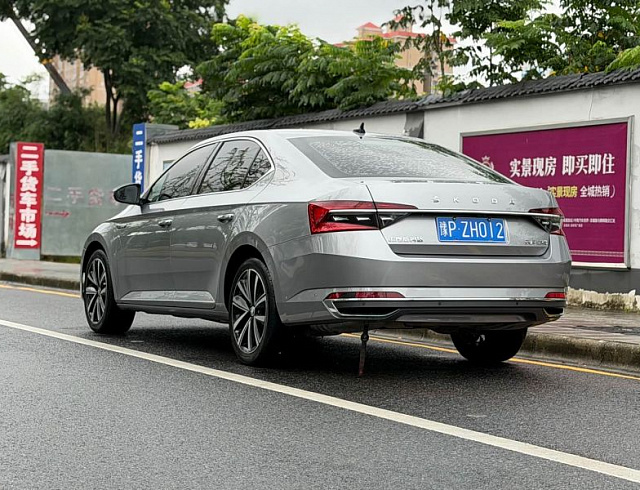 Skoda Superb 1.4 л 2022 г. Серебристо-серый, пробег 30000 км