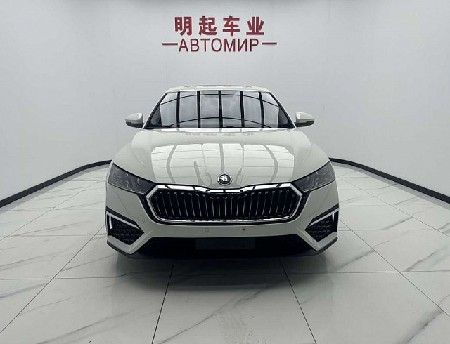 Skoda Octavia 1.4 л 2023 г. Белый, пробег 21000 км
