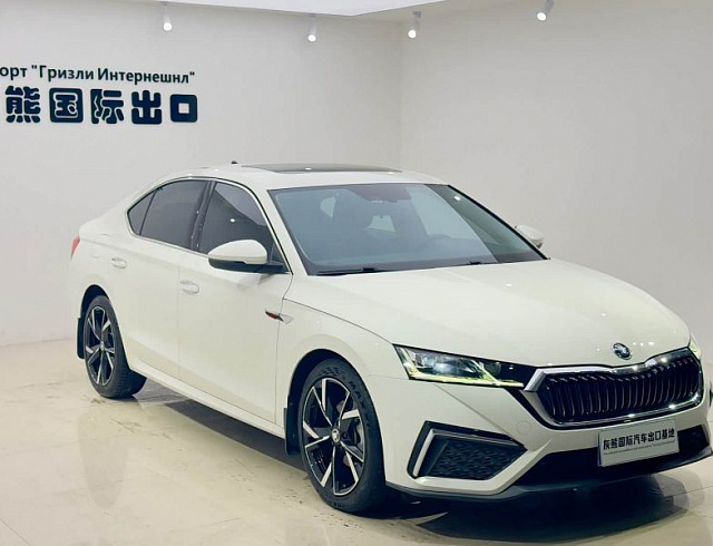 Skoda Octavia 1.4 л 2022 г. Белый, пробег 19000 км