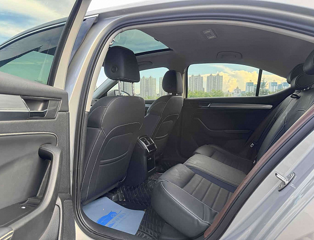 Skoda Superb 1.4 л 2022 г. желто-оранжевый, пробег 24000 км