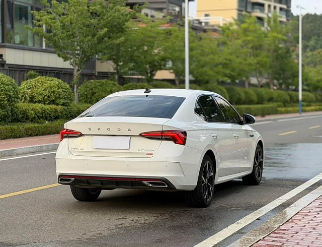 Skoda Octavia 1.4 л 2022 г. Белый, пробег 16000 км