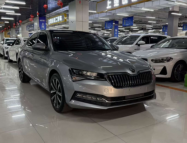 Skoda Superb 1.4 л 2023 г. Серебристо-серый, пробег 18000 км