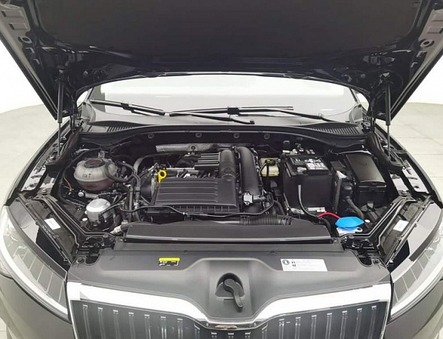 Skoda Superb 1.4 л 2025 г. Чёрный, пробег 9800 км