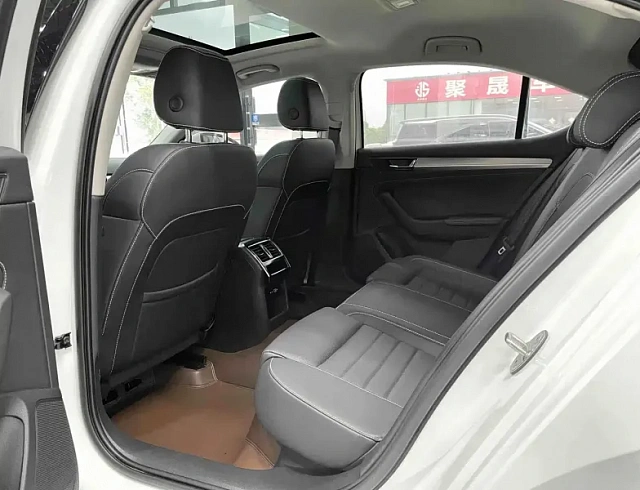 Skoda Superb 1.4 л 2023 г. Белый, пробег 20099 км