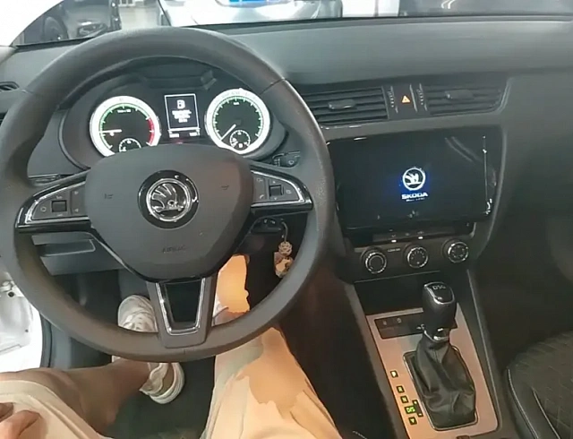 Skoda Octavia 1.2 л 2021 г. Белый, пробег 39900 км