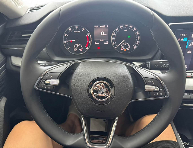 Skoda Octavia 1.4 л 2023 г. Белый, пробег 13899 км