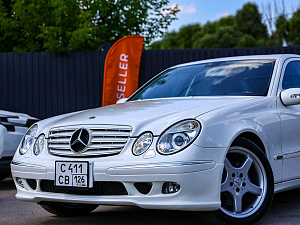 Mercedes-Benz E-Класс белый 2005