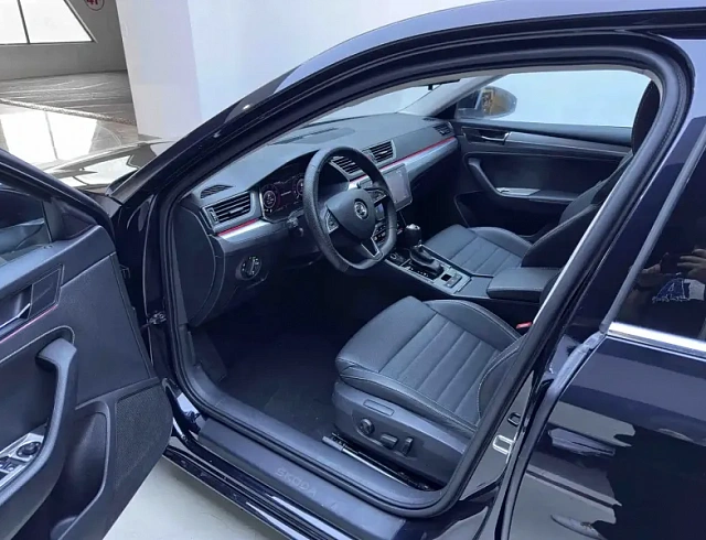 Skoda Superb 1.4 л 2023 г. Чёрный, пробег 31000 км