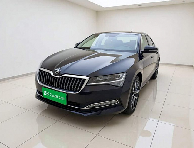Skoda Superb 1.4 л 2024 г. Чёрный, пробег 35000 км