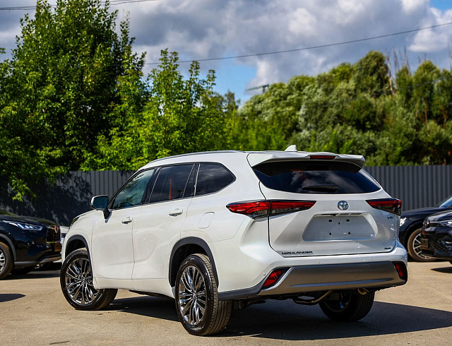 Toyota Highlander белый 2026