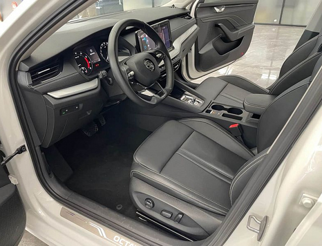 Skoda Octavia 1.4 л 2022 г. Белый, пробег 38000 км