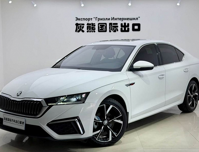 Skoda Octavia 1.4 л 2023 г. Белый, пробег 21000 км