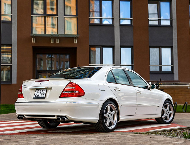 Mercedes-Benz E-Класс белый 2005
